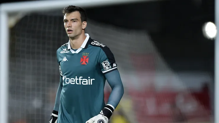 Léo Jardim goleiro do Vasco durante partida contra o Santos no estádio São Januário pelo campeonato Brasileiro A 2025. Foto: Thiago Ribeiro/AGIF