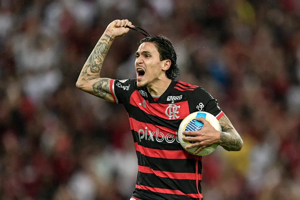 RJ – RIO DE JANEIRO – 06/07/2024 – BRASILEIRO A 2024, FLAMENGO X CUIABA – Pedro jogador do Flamengo comemora seu gol durante partida contra o Cuiaba no estadio Maracana pelo campeonato Brasileiro A 2024. Foto: Thiago Ribeiro/AGIF