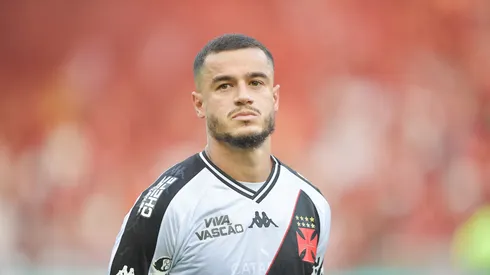 Coutinho jogador do Vasco durante partida contra o Flamengo no estádio Maracanã pelo campeonato Carioca 2025. Foto: Thiago Ribeiro/AGIF