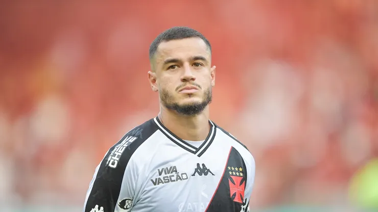 Coutinho jogador do Vasco durante partida contra o Flamengo no estádio Maracanã pelo campeonato Carioca 2025. Foto: Thiago Ribeiro/AGIF