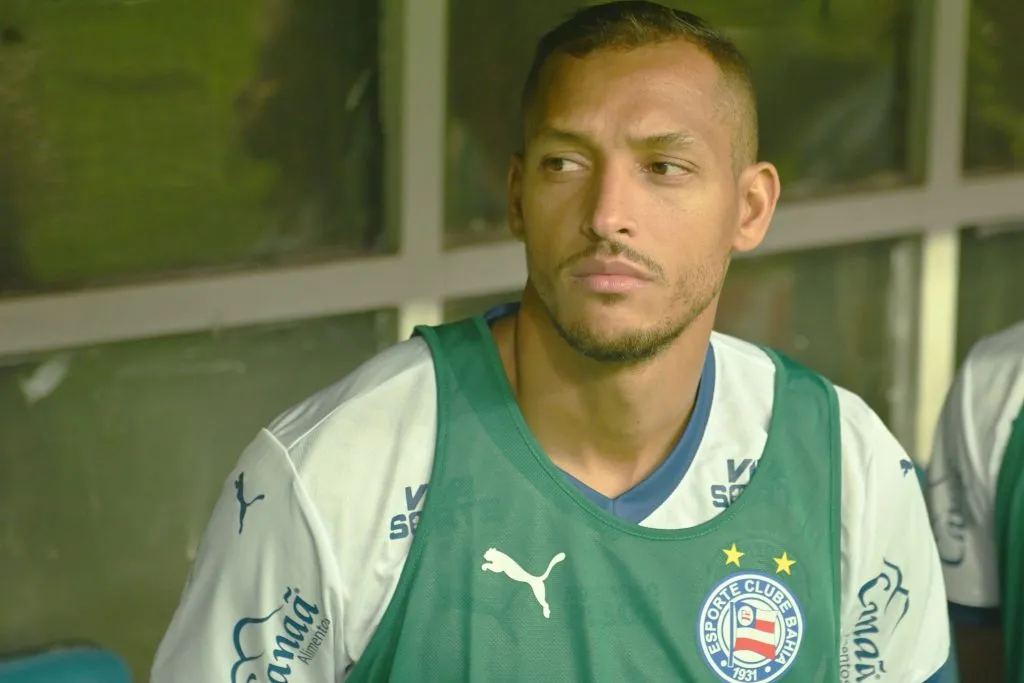 BA – SALVADOR – 30/03/2025 – BRASILEIRO A 2025, BAHIA X CORINTHIANS – David Duarte, jogador do Bahia durante execucao do hino nacional antes da partida contra o Corinthians no estadio Arena Fonte Nova pelo campeonato Brasileiro A 2025. Foto: Walmir Cirne/AGIF