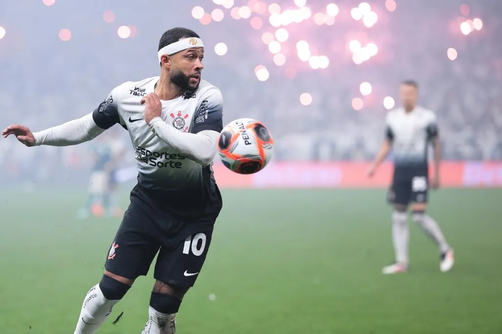 Memphis Depay jogador do Corinthians durante partida contra o Palmeiras no estadio Arena Corinthians pelo campeonato Paulista 2025. Foto: Ettore Chiereguini/AGIF
