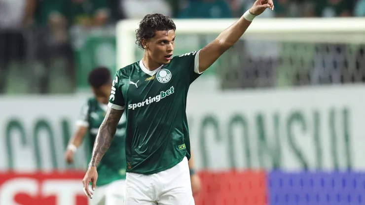 SAO PAULO, BRAZIL - APRIL 09: Richard Rios of Palmeiras celebrates after scoring the team's first goal during the Copa CONMEBOL Libertadores 2025 Group G match between Palmeiras and Cerro Porteño at Allianz Parque on April 09, 2025 in Sao Paulo, Brazil. (Photo by Alexandre Schneider/Getty Images)