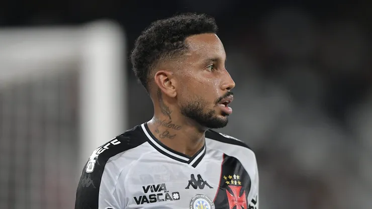 RJ - RIO DE JANEIRO - 01/03/2025 - CARIOCA 2025, VASCO X FLAMENGO - Jair jogador do Vasco durante partida contra o Flamengo no estadio Engenhao pelo campeonato Carioca 2025. Foto: Thiago Ribeiro/AGIF