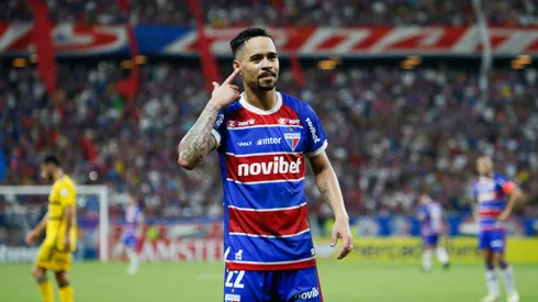 Yago Pikachu comemorando gol durante partida contra o Boca Juniors na Sul-Americana 2024.