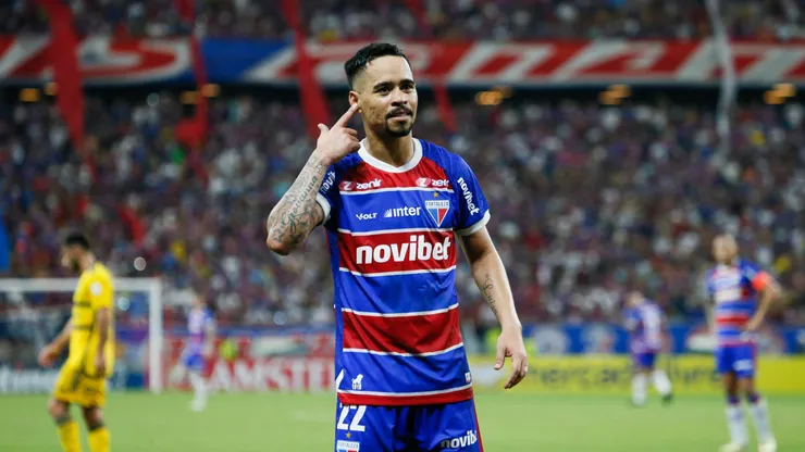 Yago Pikachu comemorando gol durante partida contra o Boca Juniors na Sul-Americana 2024.