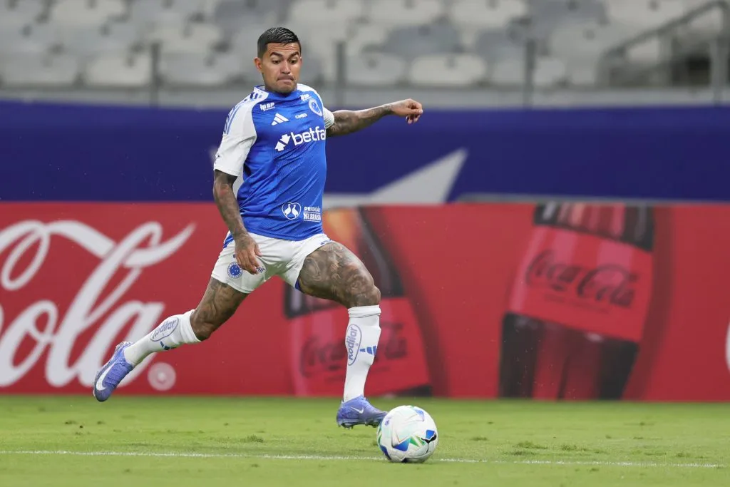 MG – BELO HORIZONTE – 09/04/2025 – COPA SUL-AMERICANA 2025, CRUZEIRO X MUSHUC RUNA – Dudu jogador do Cruzeiro durante partida contra o Mushuc Runa no estadio Mineirao pelo campeonato Copa Sul-americana 2025. Foto: Gilson Lobo/AGIF