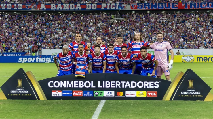 Jogadores do Fortaleza posam para foto antes na partida contra Racing no estadio Arena Castelao pelo campeonato Copa Libertadores 2025. Foto: Baggio Rodrigues/AGIF