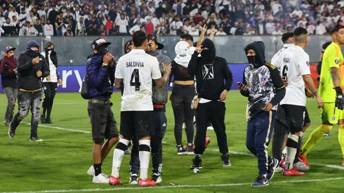 Torcedores entram em campo enquanto a partida está suspensa durante a partida do grupo E da CONMEBOL Copa Libertadores entre Colo Colo e Fortaleza no Estádio Monumental David Arellano em 10 de abril de 2025 em Santiago, Chile. (Foto de Marcelo Hernandez/Getty Images)