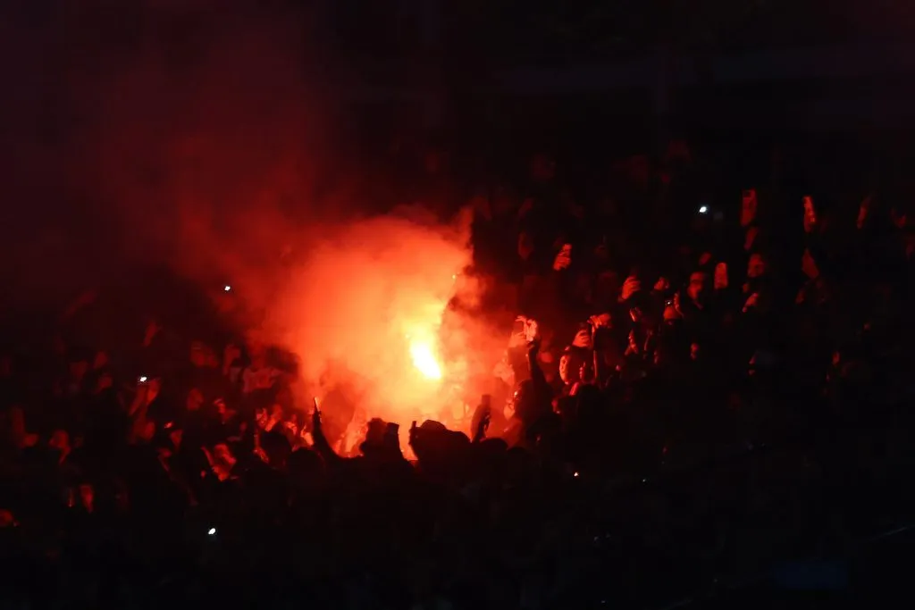 Torcedores do Colo Colo torcem por seu time durante a partida do grupo E da CONMEBOL Copa Libertadores entre Colo Colo e Fortaleza no Estádio Monumental David Arellano em 10 de abril de 2025 em Santiago, Chile. (Foto de Marcelo Hernandez/Getty Images)