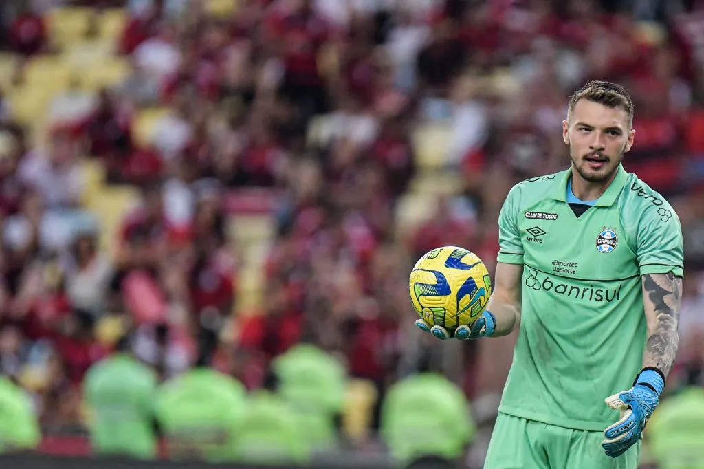 RJ – RIO DE JANEIRO – 16/08/2023 – COPA DO BRASIL 2023, FLAMENGO X GREMIO – Gabriel Grando goleiro do Gremio durante partida contra o Flamengo no estadio Maracana pelo campeonato Copa do Brasil 2023. Foto: Thiago Ribeiro/AGIF