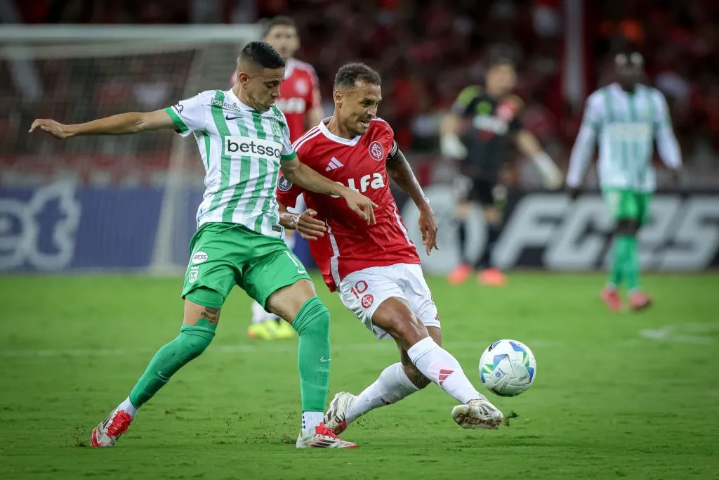 Jogadores de Internacional e Atlético Nacional. Foto: Vinicius Molz Schubert/AGIF