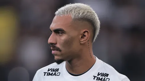 Matheuzinho durante confronto contra o Huracán na Sul-Americana de 2025.