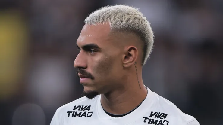 Matheuzinho durante confronto contra o Huracán na Sul-Americana de 2025.