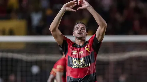 Chico jogador do Sport comemora seu gol durante partida contra o Retro no estadio Ilha do Retiro pelo campeonato Pernambucano 2025. Foto: Rafael Vieira/AGIF