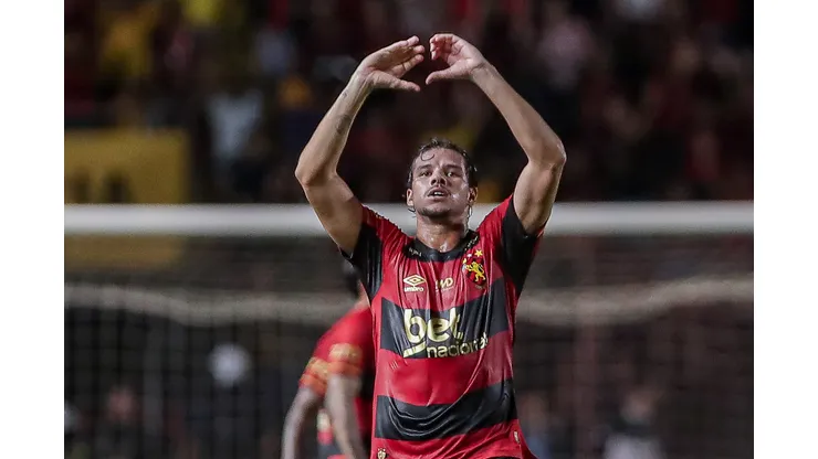 Chico jogador do Sport comemora seu gol durante partida contra o Retro no estadio Ilha do Retiro pelo campeonato Pernambucano 2025. Foto: Rafael Vieira/AGIF