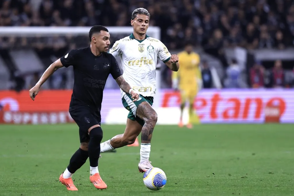 SP – SAO PAULO – 04/11/2024 – BRASILEIRO A 2024, CORINTHIANS X PALMEIRAS – Matheuzinho jogador do Corinthians disputa lance com Richard Rios jogador do Palmeiras durante partida no estadio Arena Corinthians pelo campeonato Brasileiro A 2024. Foto: Marcello Zambrana/AGIF