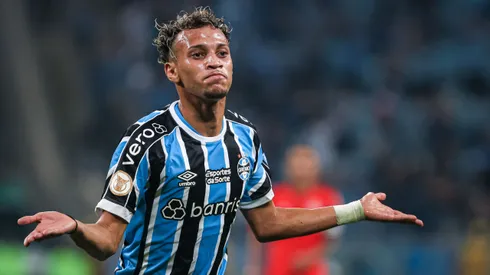 RS – PORTO ALEGRE – 21/05/2023 – BRASILEIRO A 2023, GREMIO X INTERNACIONAL – Bitello jogador do Gremio comemora seu gol durante partida contra o Internacional no estadio Arena do Gremio pelo campeonato BRASILEIRO A 2023. Foto: Maxi Franzoi/AGIF
