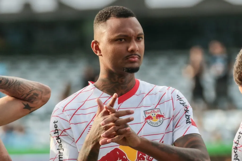 PR – CURITIBA – 01/06/2024 – BRASILEIRO A 2024, GREMIO X BRAGANTINO – Luan Candido jogador do Bragantino durante execucao do hino nacional antes da partida contra o Gremio no estadio Couto Pereira pelo campeonato Brasileiro A 2024. Foto: Robson Mafra/AGIF