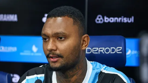 RS – FUTEBOL/APRESENTACAO GREMIO – ESPORTES – Vice-presidente de futebol Alexandre Rossato, apresenta os jogadores Luan Candido e Cristian Olivera como novos reforços do Gremio para a temporada 2025. FOTO: LUCAS UEBEL/GREMIO FBPA