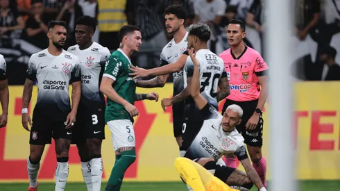 Tumulto entre jogadores do Corinthians e jogadores do Palmeiras durante partida no estadio Arena Corinthians pelo campeonato Paulista 2025. Foto: Ettore Chiereguini/AGIF