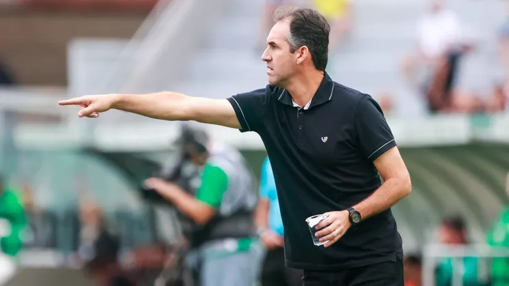 Leo Conde tecnico do Ceara durante partida contra o Juventude no estadio Alfredo Jaconi pelo campeonato Brasileiro A 2025. Foto: Luiz Erbes/AGIF
