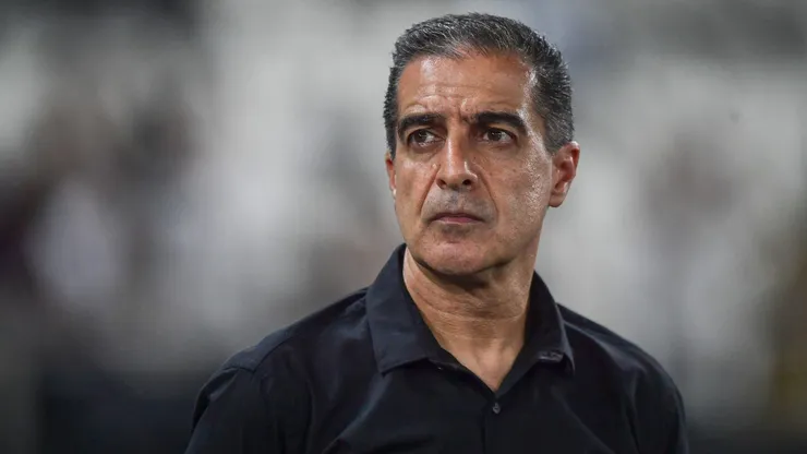 Renato Paiva tecnico do Botafogo durante partida contra o Juventude no estadio Engenhao pelo campeonato Brasileiro A 2025. Foto: Thiago Ribeiro/AGIF