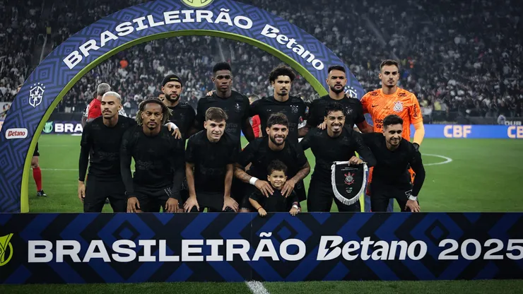 Jogadores do Corinthians posam para foto antes na partida contra Vasco no estadio Arena Corinthians pelo campeonato Brasileiro A 2025. Foto: Fabio Giannelli/AGIF