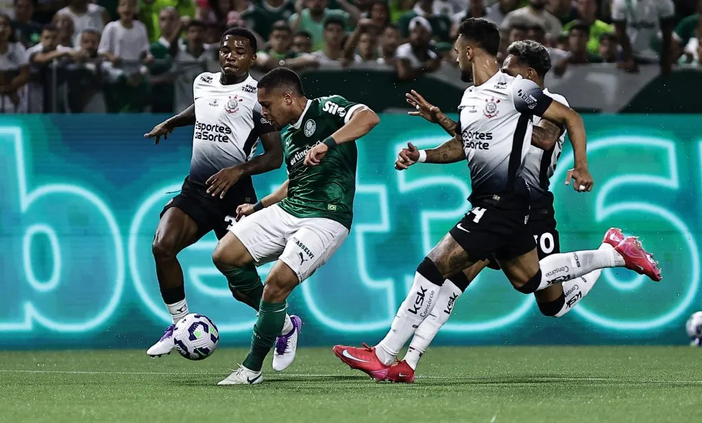 Vitor Roque jogador do Palmeiras durante partida contra o Corinthians no estadio Arena Barueri pelo campeonato Brasileiro A 2025. Foto: Fabio Giannelli/AGIF