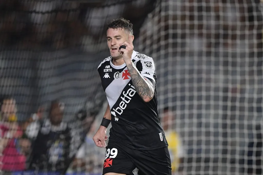 RJ – RIO DE JANEIRO – 12/04/2025 – BRASILEIRO A 2025, VASCO X SPORT – Vegetti jogador do Vasco comemora seu gol durante partida contra o Sport no estadio Sao Januario pelo campeonato Brasileiro A 2025. Foto: Thiago Ribeiro/AGIF