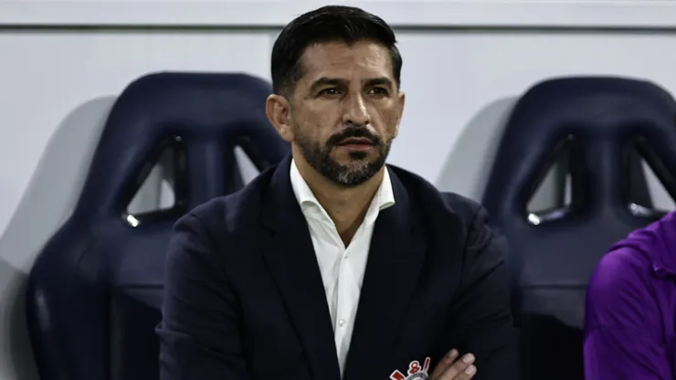 Emiliano Díaz durante confronto contra o Palmeiras no Brasileirão 2025.
