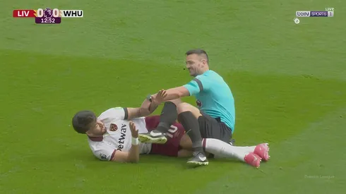 Lucas Paquetá derruba árbitro em Liverpool x West Ham. Reprodução X