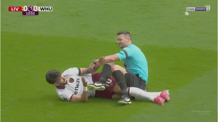 Lucas Paquetá derruba árbitro em Liverpool x West Ham. Reprodução X