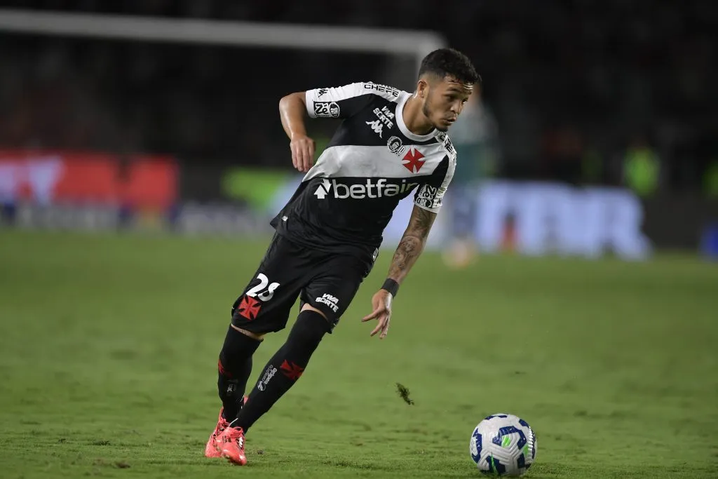 RJ – RIO DE JANEIRO – 12/04/2025 – BRASILEIRO A 2025, VASCO X SPORT – Adson jogador do Vasco durante partida contra o Sport no estadio Sao Januario pelo campeonato Brasileiro A 2025. Foto: Thiago Ribeiro/AGIF