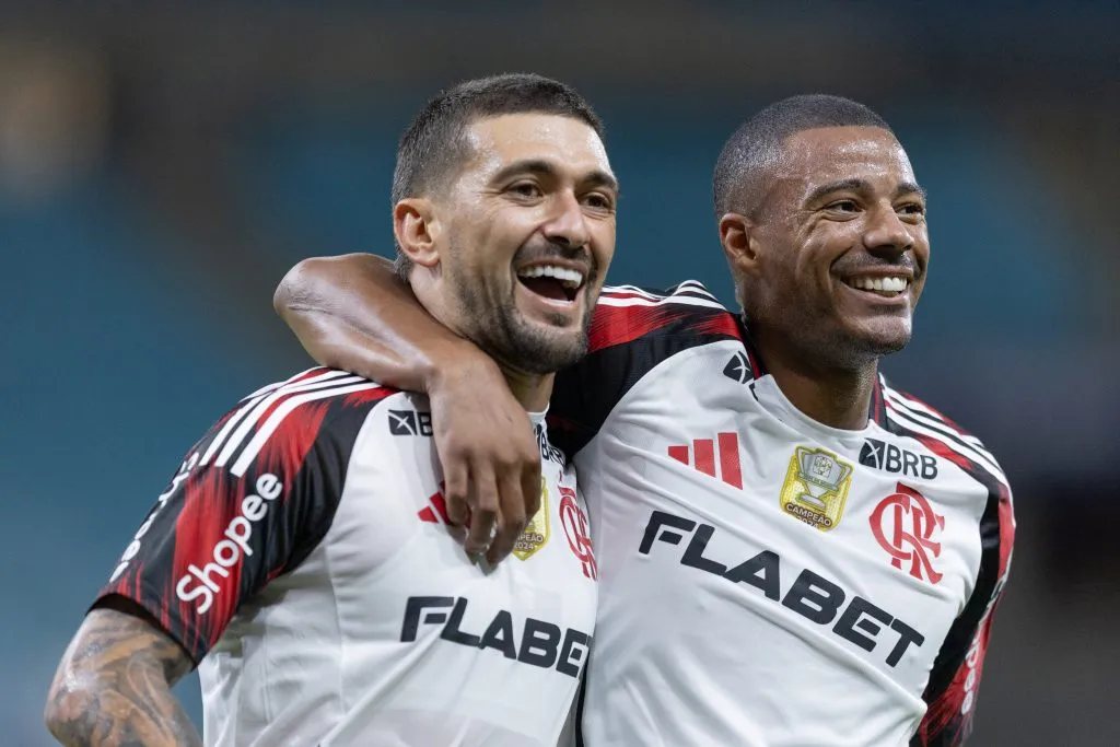 Giogian De Arrascaeta jogador do Flamengo comemora seu gol com  jogador da sua equipe durante partida contra o Gremio no estadio Arena do Gremio pelo campeonato Brasileiro A 2025. Foto: Liamara Polli/AGIF