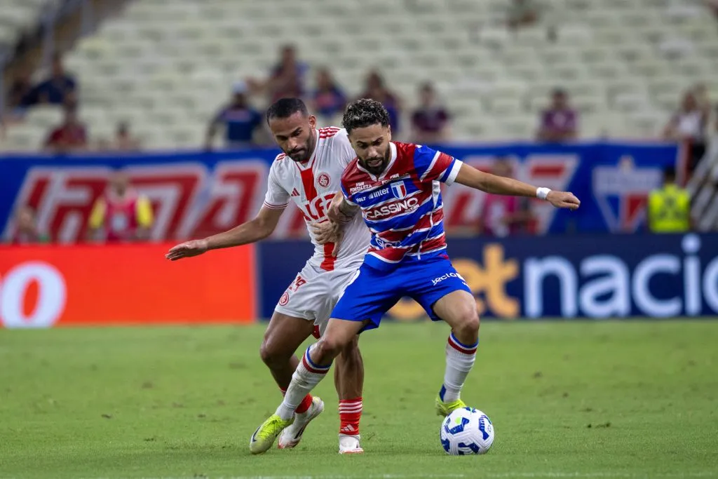 Calebe jogador do Fortaleza disputa lance com Thiago maia  jogador do Internacional durante partida no estadio Arena Castelao pelo campeonato Brasileiro A 2025. Foto: Baggio Rodrigues/AGIF