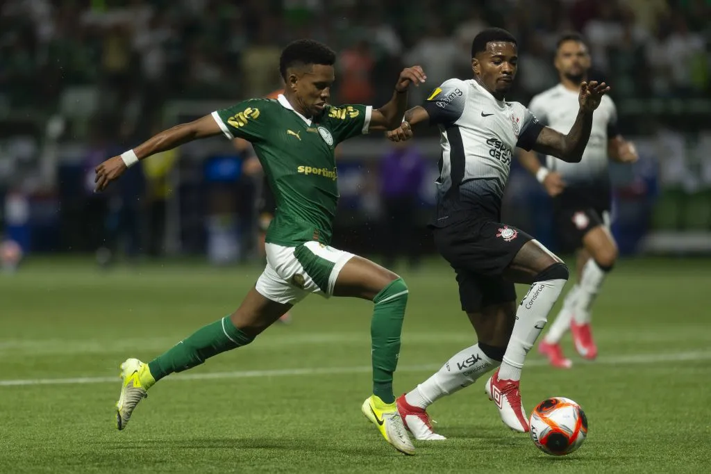 SP – SAO PAULO – 06/02/2025 – PAULISTA 2025, PALMEIRAS X CORINTHIANS – Estevao jogador do Palmeiras disputa lance com Caca jogador do Corinthians durante partida no estadio Arena Allianz Parque pelo campeonato Paulista 2025. Foto: Anderson Romao/AGIF