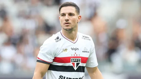 Cédric Soares durante confronto contra o Atlético-MG no Brasileirão 2025.
