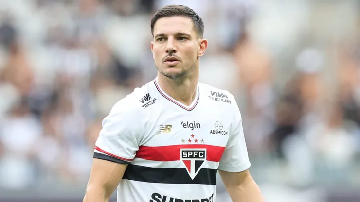 Cédric Soares durante confronto contra o Atlético-MG no Brasileirão 2025.