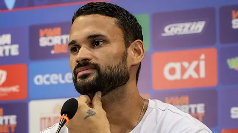 Foto: Letícia Martins/EC Bahia – Willian José durante entrevista de apresentação no Bahia.