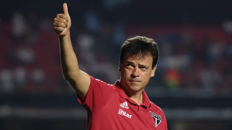 Fernando Diniz em partida como técnico do São Paulo. Foto: Marcello Zambrana/AGIF