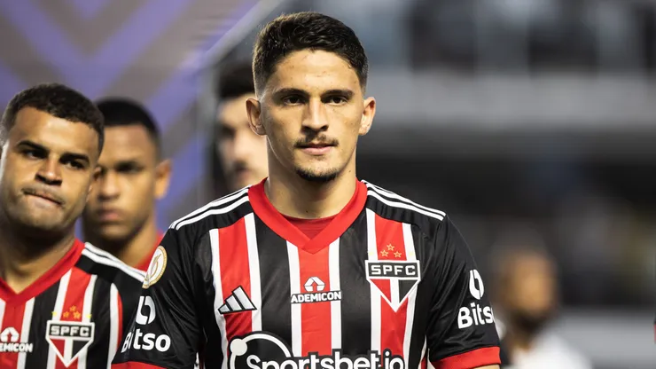 SP - SANTOS - 12/11/2023 - BRASILEIRO A 2023, SANTOS X SAO PAULO - Pablo Maia jogador do Sao Paulo durante partida contra o Santos no estadio Vila Belmiro pelo campeonato Brasileiro A 2023. Foto: Abner Dourado/AGIF
