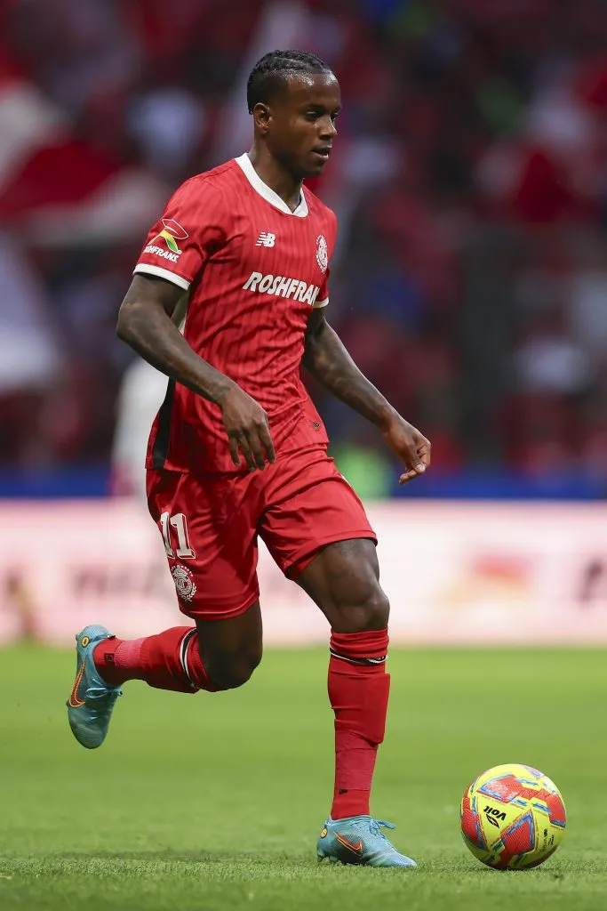 TOLUCA, MEXICO – MARCH 29: Helinho of Toluca drives the ball during the 13th round match between Toluca and Pachuca as part of the Torneo Clausura 2025 Liga MX at Nemesio Diez Stadium on March 29, 2025 in Toluca, Mexico. (Photo by Ramon Romero/Getty Images)