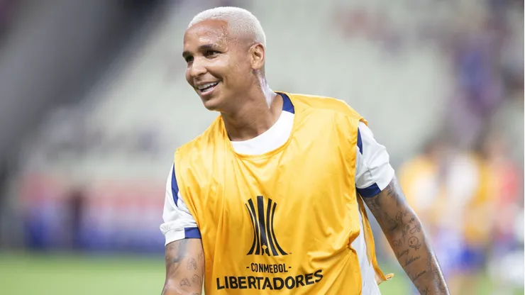 Deyverson durante confronto contra o Racing na Libertadores de 2025. Foto: Baggio Rodrigues/AGIF