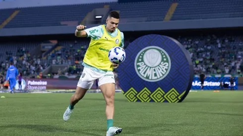 Paulinho jogador do Palmeiras durante aquecimento antes da partida contra o Corinthians no estadio Arena Barueri pelo campeonato Brasileiro A 2025.