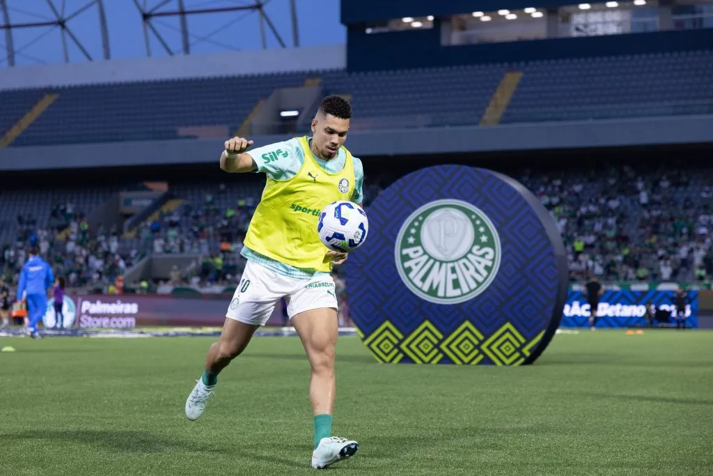 SP – BARUERI – 12/04/2025 – BRASILEIRO A 2025, PALMEIRAS X CORINTHIANS – Paulinho jogador do Palmeiras durante aquecimento antes da partida contra o Corinthians no estadio Arena Barueri pelo campeonato Brasileiro A 2025. Foto: Ettore Chiereguini/AGIF