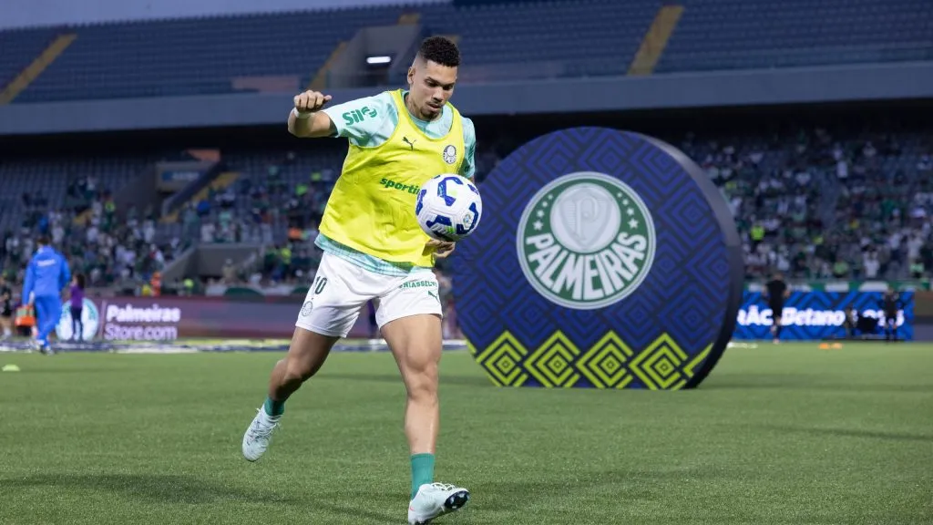 Paulinho em duelo pelo Palmeiras. Foto: Ettore Chiereguini/AGIF