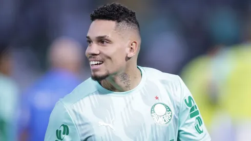 Paulinho jogador do Palmeiras durante aquecimento antes da partida contra o Corinthians no estadio Arena Barueri pelo campeonato Brasileiro A 2025.