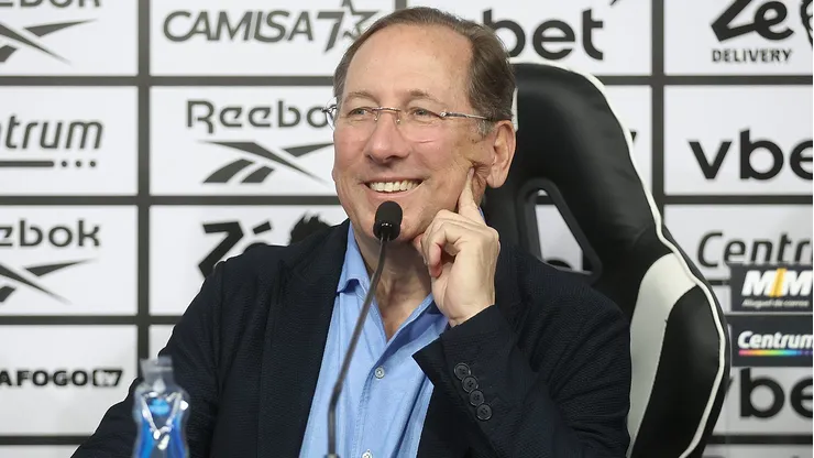 Foto: Vitor Silva/Botafogo - John Textor durante entrevista coletiva no Botafogo.