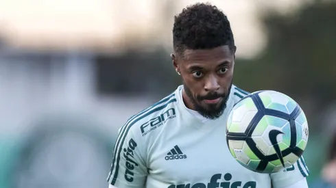 Michel Bastos durante treino no CT Academia de Futebol.